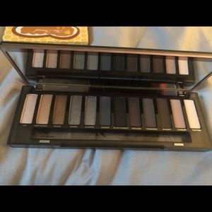 Urban Decay smokey eye pallet